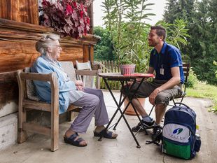 Spitex-Mitarbeiter im Einsatz bei einer Seniorin